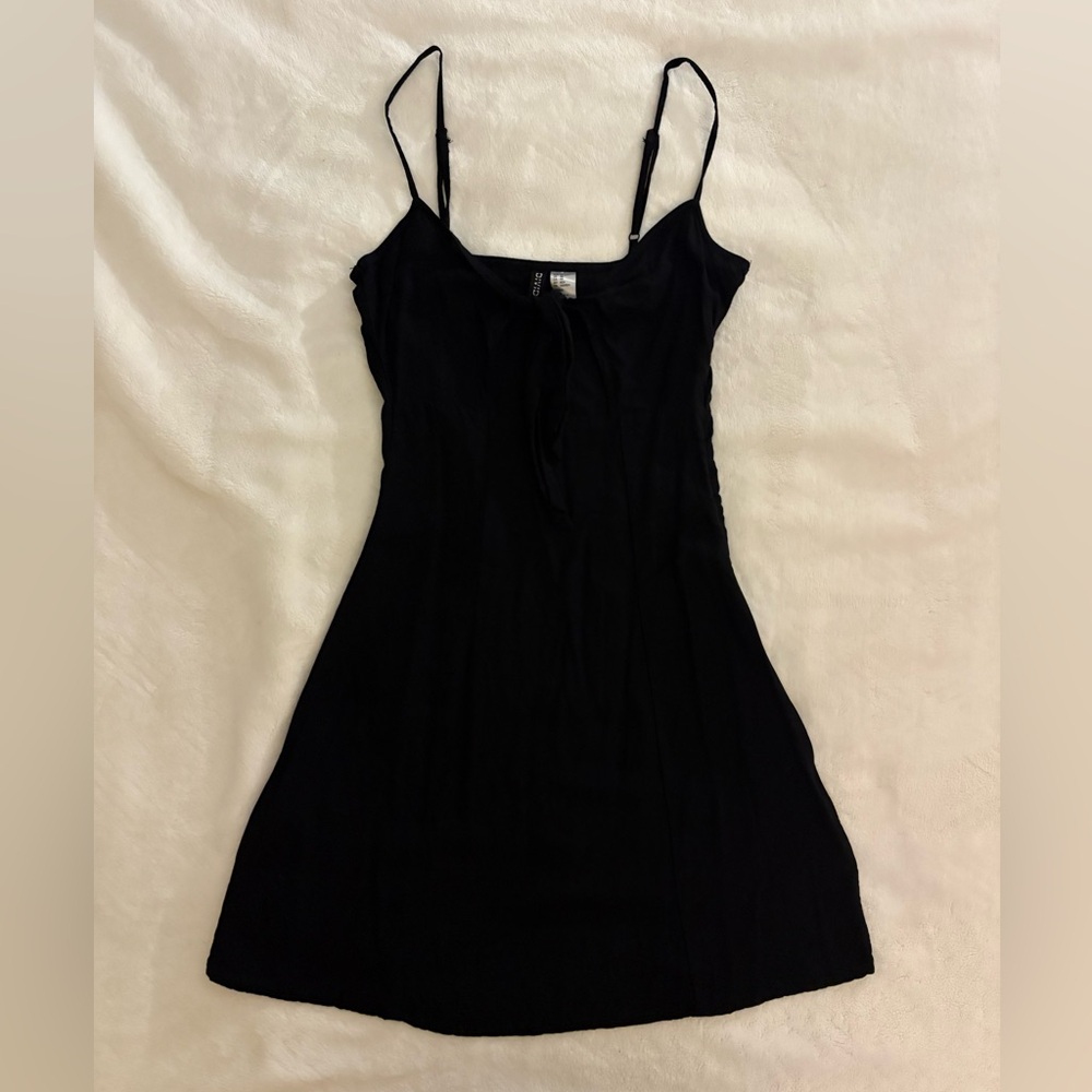 H&M tie front spaghetti strap mini dress.
Never worn